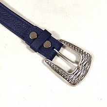 Ceinture pour Elle, en cuir bleu marine, boucle nickelée coloris argent vieilli.