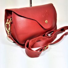 Leather bag with adjustable shoulder strap in burgundy red