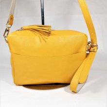 Cowhide leather bag with yellow zipper.