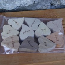 Bag of 10 solid wood hearts of different species handmade English version pyrographed