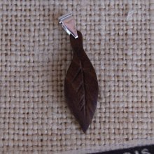 pendentif en bois feuille en bois avec nervures ciré, bijou éthique fait main