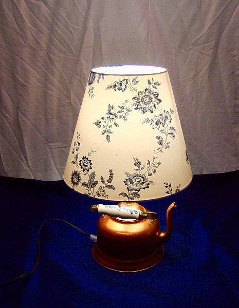 Lampe bouilloire en cuivre recycl&eacute;