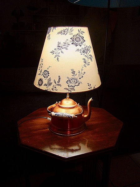 Lampe bouilloire en cuivre recycl&eacute;