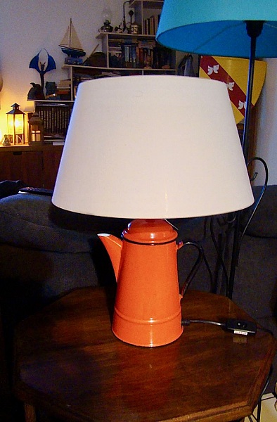 Lamp Cafeti&egrave;re red, old, in enamelled sheet metal