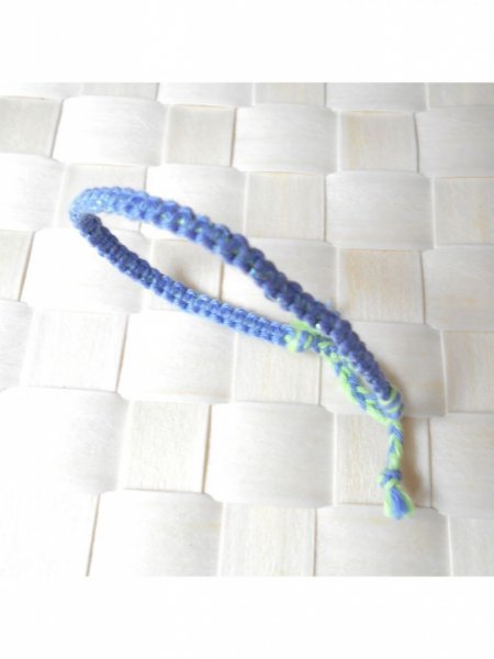 Bijou de poignet en macram&eacute; plat 4 fils, coloris bleuet vert d'eau, agr&eacute;ment&eacute; d&rsquo;un fil lurex tr&egrave;s fin bleu m&eacute;tallis&eacute;
