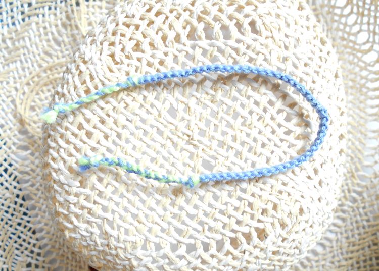 Bijou de poignet en macramé plat 4 fils, coloris bleuet vert d'eau, agrémenté d’un fil lurex très fin bleu métallisé