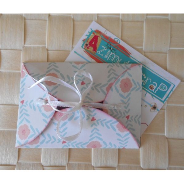 Mini enveloppe papiers doubles, extérieur fleuri pop blanc rose, intérieur fleuri beige bleu clair à coeurs 