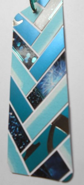 Onglet, signet, bleu-nuit argent&eacute; (m&eacute;tallis&eacute;) et reflets brillants pour ce marque-pages de f&ecirc;tes de fin d'ann&eacute;e