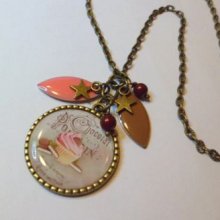 Cabochon pendant necklace with gourmet muffin and sequins