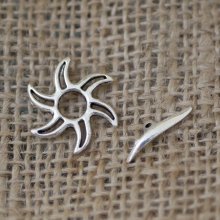 T-shaped clasp with aged silver sunburst
