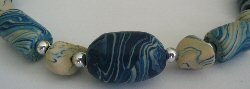 Collier bleu marbr&eacute;