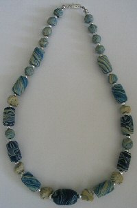 Collier bleu marbr&eacute;