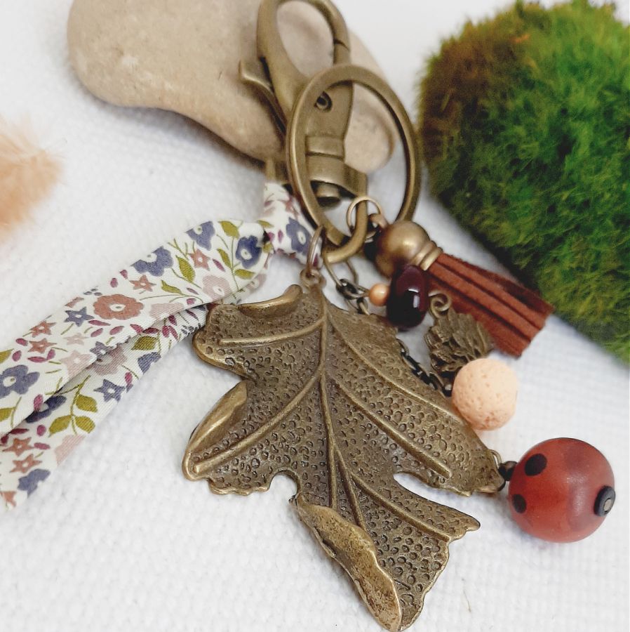 Bag jewel with large leaf pendant bronze color and polymer clay bead 