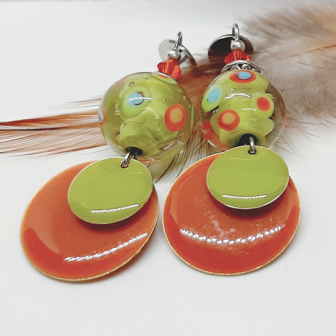 boucles d'oreilles colorées et uniques composées de perle en verre et de sequin orange d'automne et vert clair