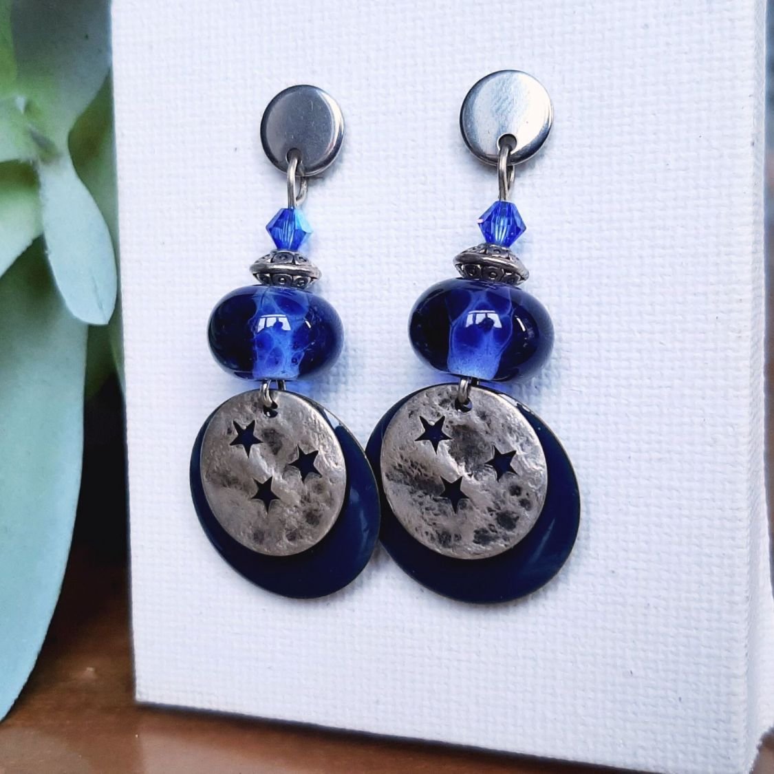 boucles d'oreilles nuit d'étoiles monochrome bleu avec perle de créateur en verre filé couleur bleue nuit 