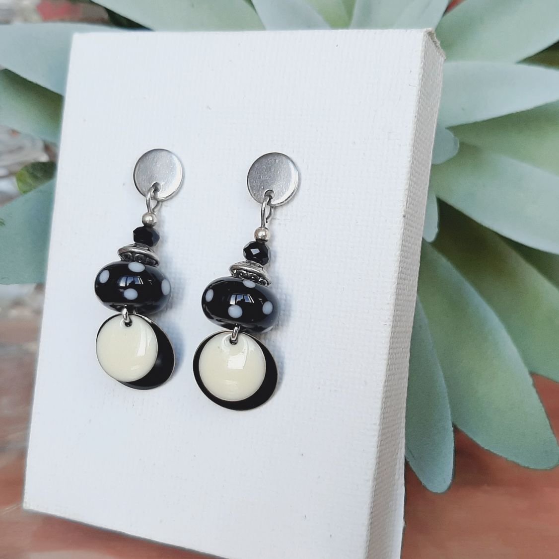 boucles oreilles perles noires à pois blancs perles uniques faites par créateur et perle cristal 