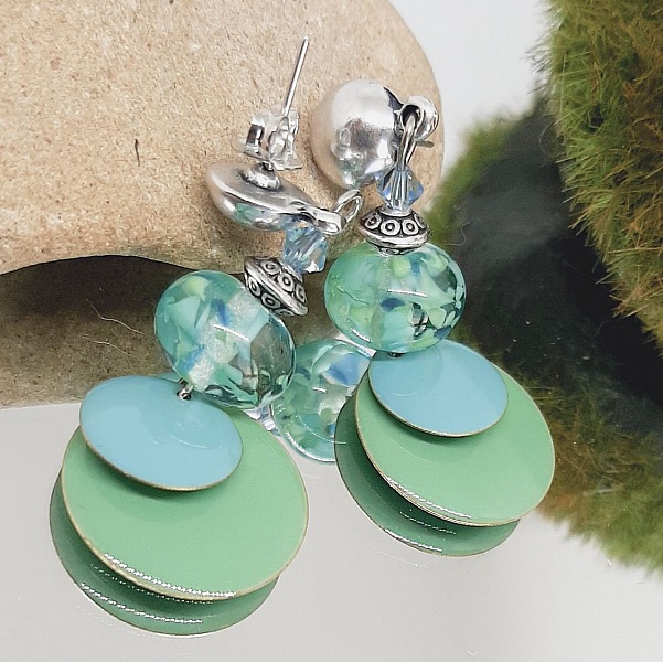 boucles oreilles unique vert tendre et turquoise avec perles en verre fil&eacute; de cr&eacute;ateur