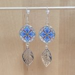 Boucles d'oreille pendantes enluminure motif végétal et feuille