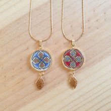 Necklace pendant illuminated blue palmettes interlaced gold and red on gold chain