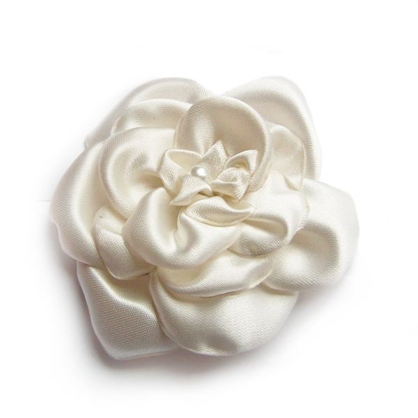 fleur de satin ivoire et perle nacrée faite main pour accessoire mariage