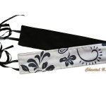 Ceinture large soie sauvage Edwige arabesque et fleurs noires peintes à nouer