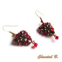 boucles d'oreilles rouge triangle perles cristal Swarovski rouge et bronze dor&eacute;