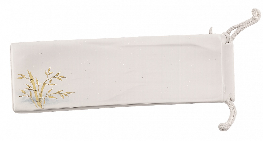 Éventail en soie bleu peint à la main, motif doré.