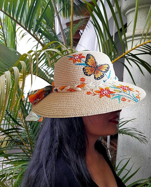 Chapeau en paille enduite peint à la main motifs fleurs.