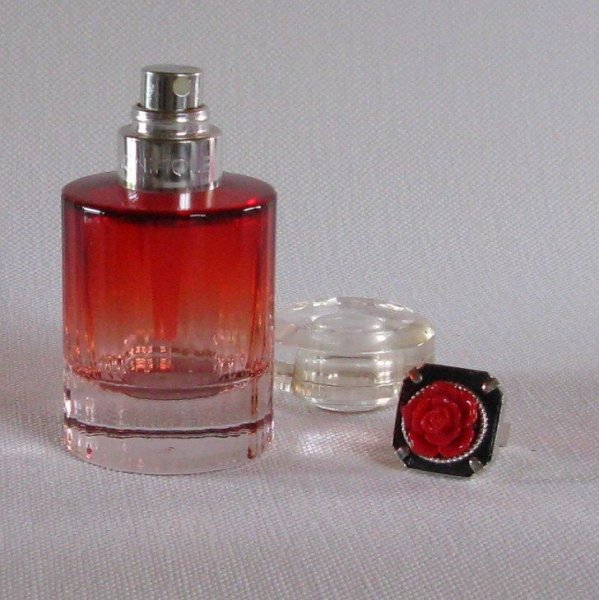 Bague Fantaisie Réglable pour Femme en Ardoise surmontée d'une Fleur en résine Rouge, Création Artisanale