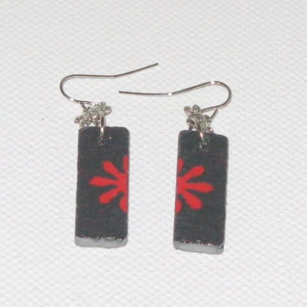 boucles d'oreille fleur rouge émaillé sur ardoise, pendants pour oreilles percées