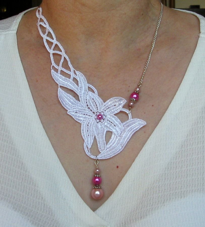 Asymmetrical necklace in white lace and pink pearls for a wedding