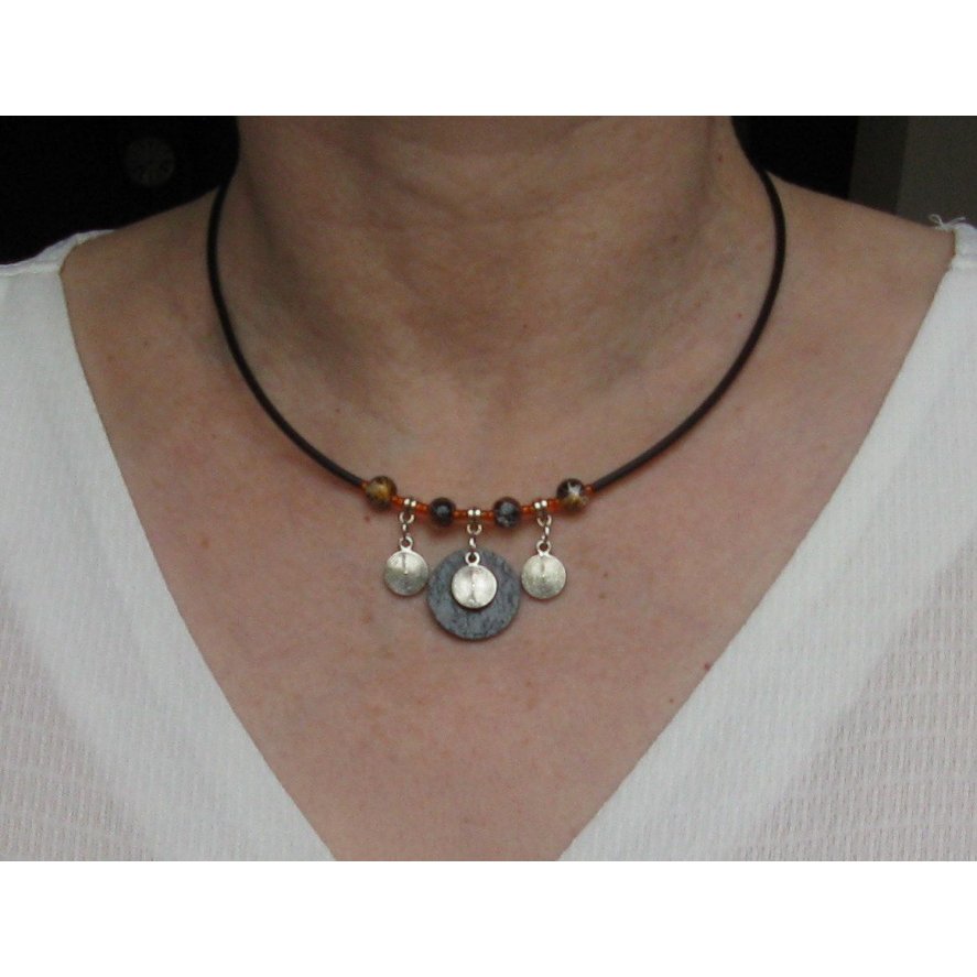 collier breloques orange et noir sur silicone 