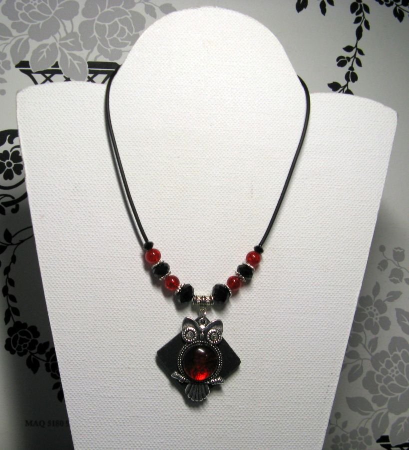 collier pendentif grosse chouette rouge sur ardoise et silicone 