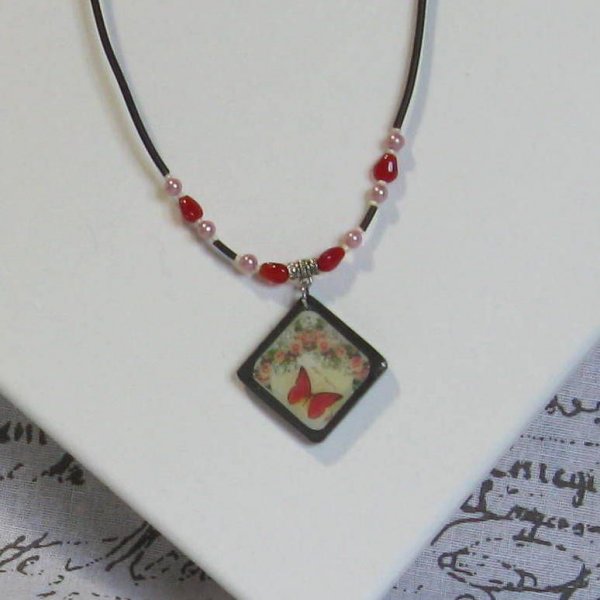 Collier Femme en Ardoise Motif Papillon Rouge Style Vintage