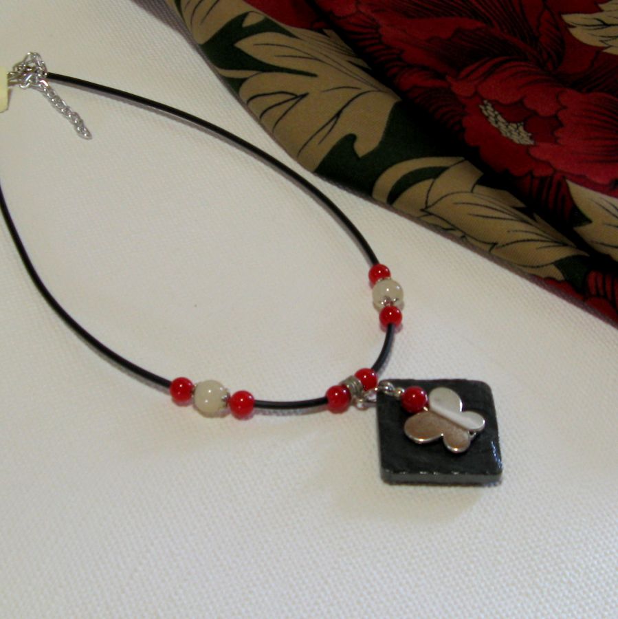 Collier Femme en Ardoise Papillon Argenté Monté sur un Cordon de Silicone Noir et Perles rouge, Création Unique