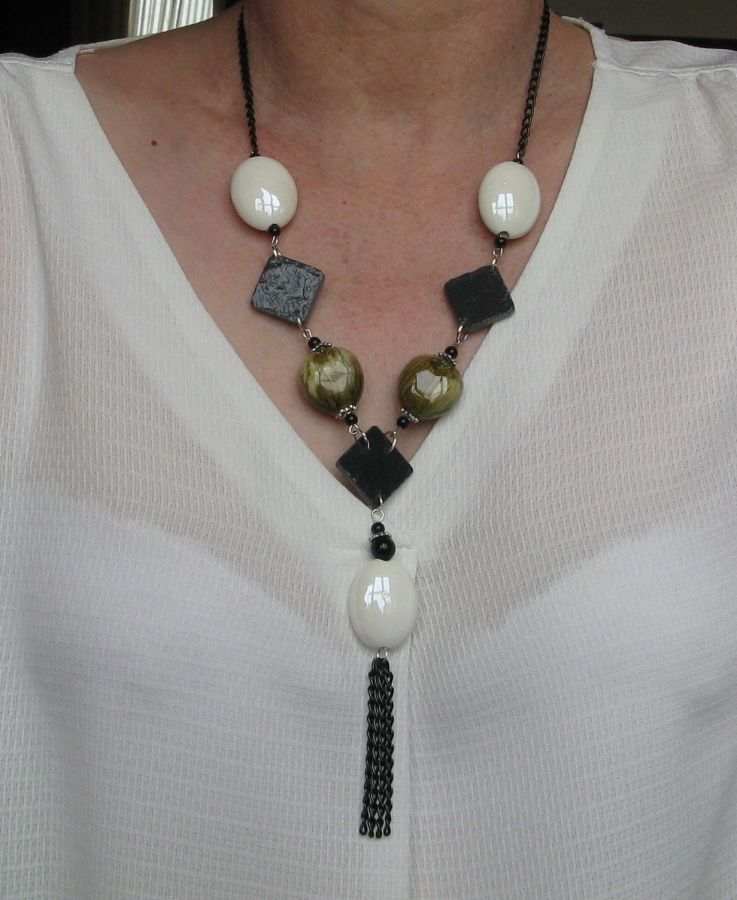 collier long en céramique et ardoise sur chaine noire