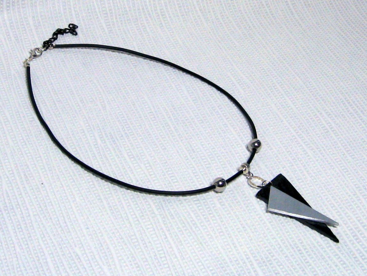 collier moderne triangles aluminium et ardoise