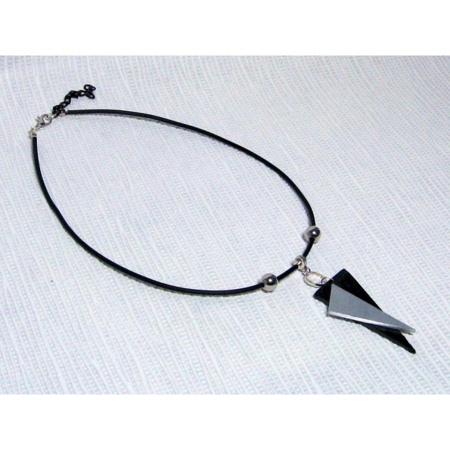 collier moderne triangles aluminium et ardoise