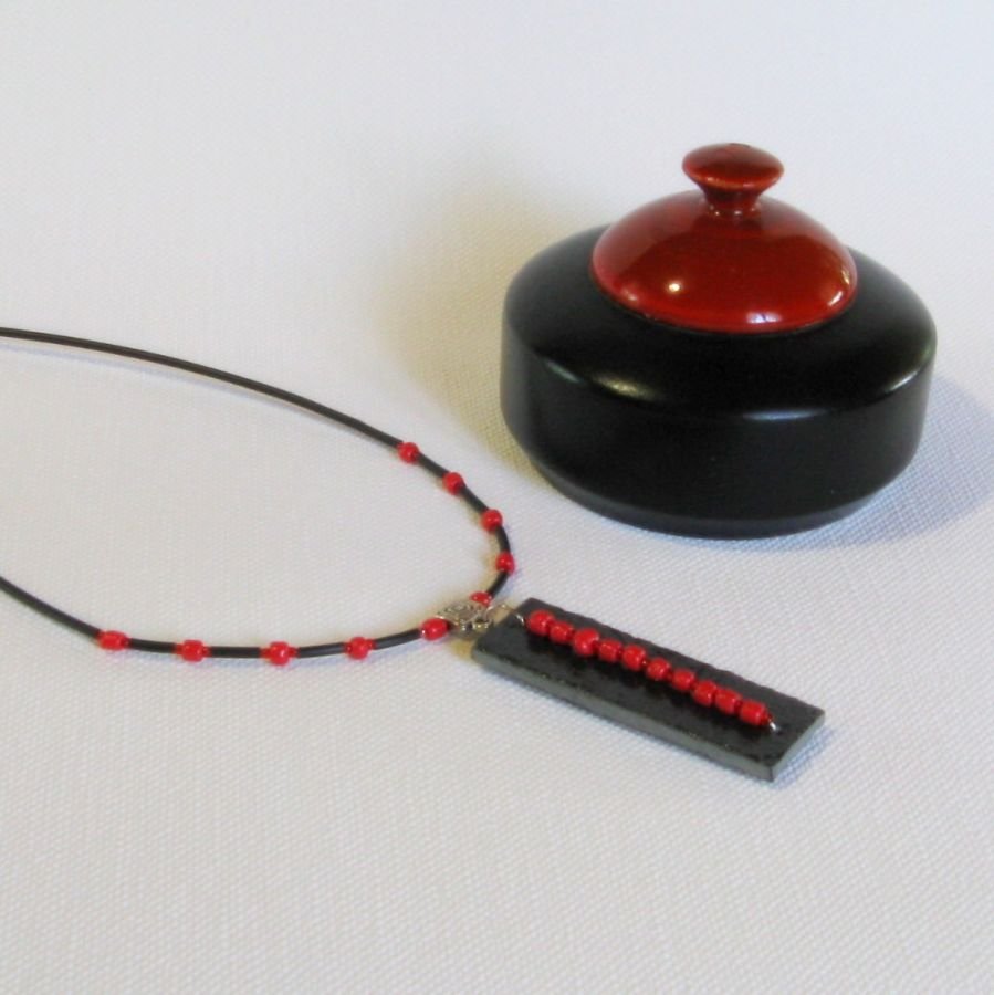 Necklace for Woman in Slate and Red pearls mounted on a black silicon cord, Unique Creation