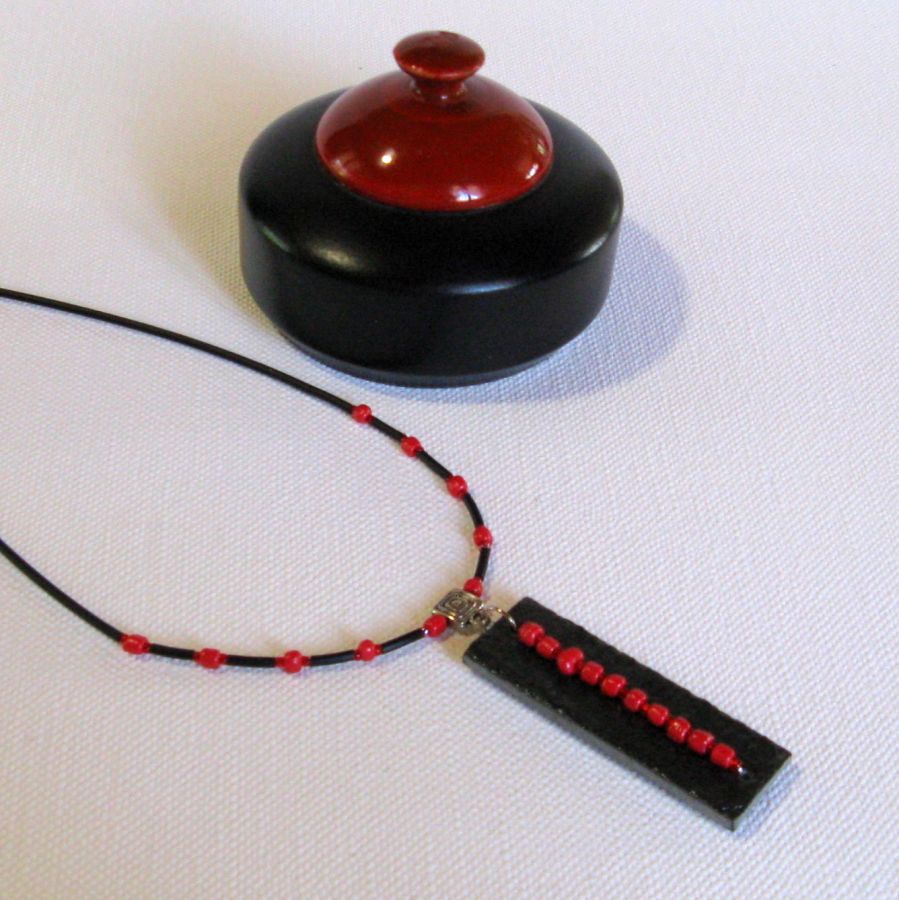 Necklace for Woman in Slate and Red pearls mounted on a black silicon cord, Unique Creation