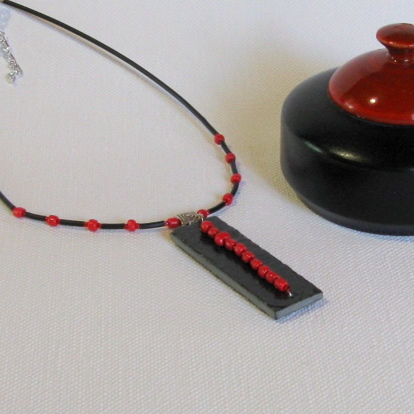 Necklace for Woman in Slate and Red pearls mounted on a black silicon cord, Unique Creation