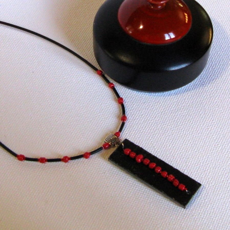 Necklace for Woman in Slate and Red pearls mounted on a black silicon cord, Unique Creation