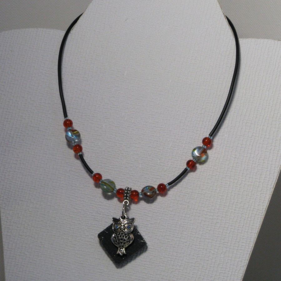 collier pendentif chouette argentée sur silicone et perles bleues et orange, fait main