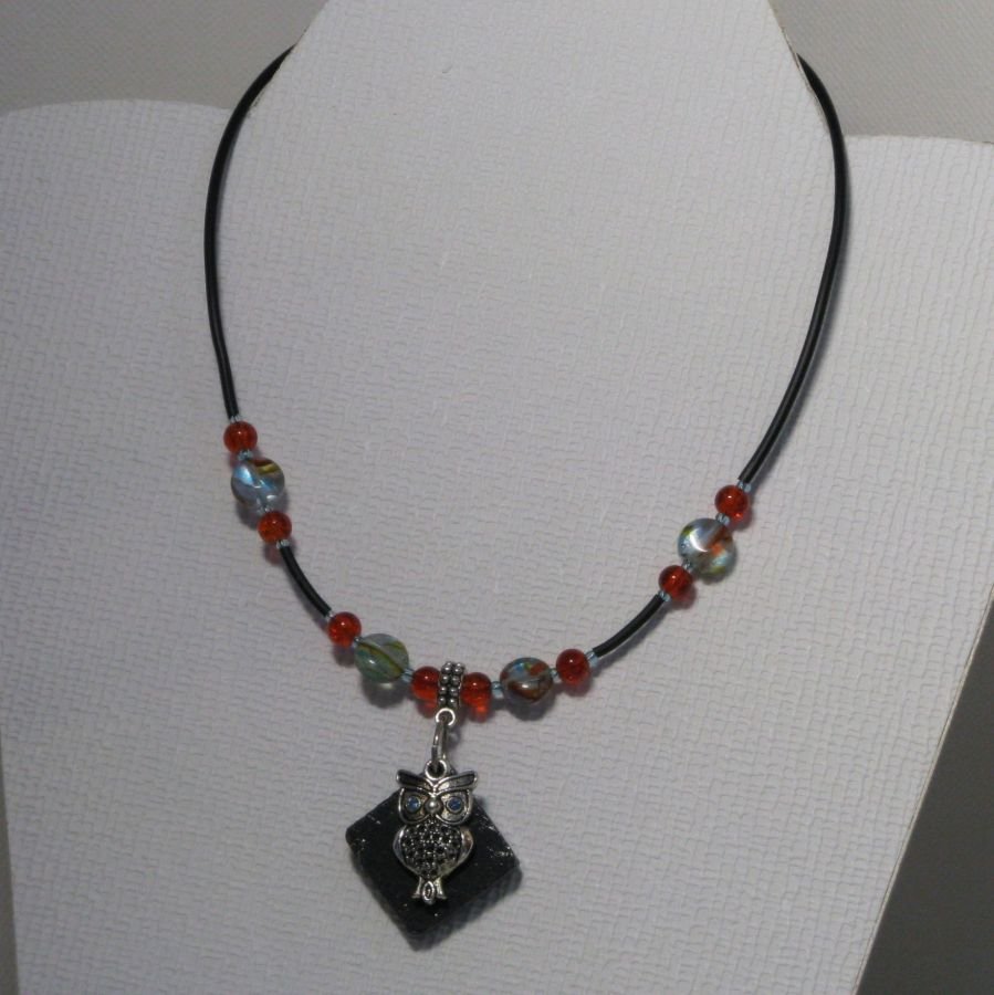 collier pendentif chouette argentée sur silicone et perles bleues et orange, fait main