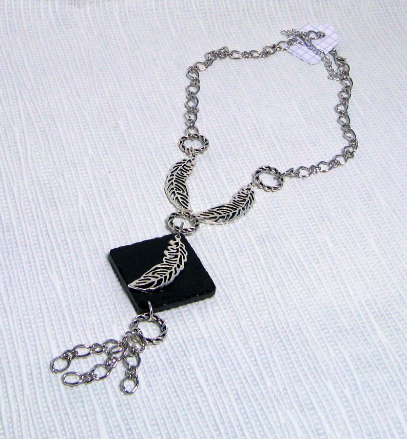 collier pendentif feuille argenté et ardoise style rock