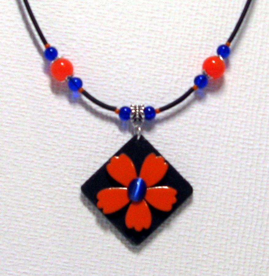 collier pendentif fleur émaillé orange sur pvc noir et perles bleu foncé