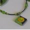 Collier Ras du Cou pour Femme en Ardoise motif Fleur Vert et Jaune, Création Unique