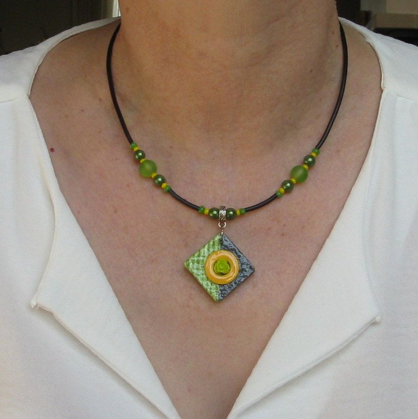 Collier Ras du Cou pour Femme en Ardoise motif Fleur Vert et Jaune, Création Unique