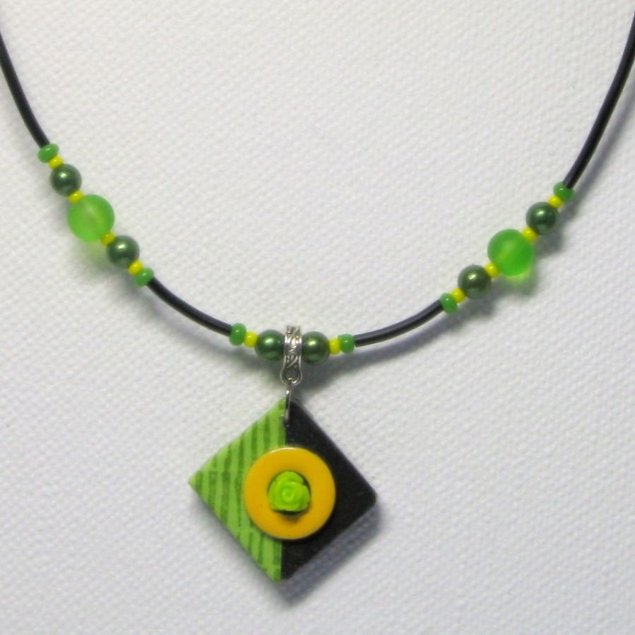 Collier Ras du Cou pour Femme en Ardoise motif Fleur Vert et Jaune, Création Unique