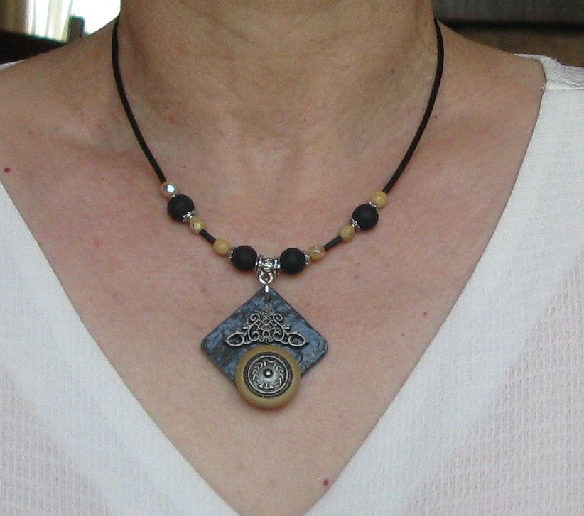 collier pendentif vintage bouton sur ardoise montage silicone et perles beige et noire